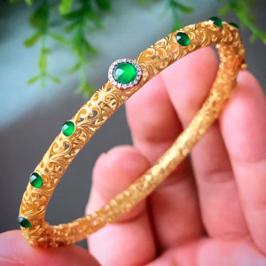 18k黄金镶嵌翡翠手镯 古法镂空工艺冰种满绿正圈翠玉镯子 带证书