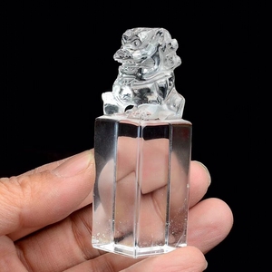 天然白水晶狮子印章23/23/73毫米，重85克。