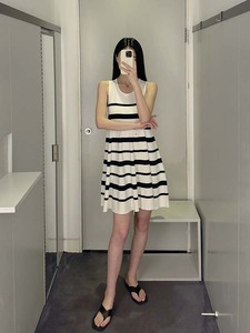 极简COS风修身版型A字裙圆领无袖白色黑条纹24夏季新通勤女连衣裙