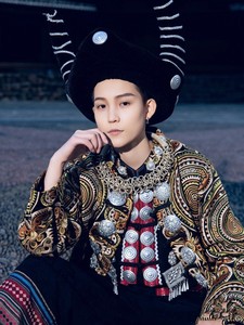 新款苗族服装男刺绣外套上衣少数民族特色服装苗王装旅拍摄影写真