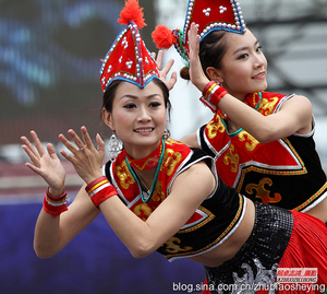 彝族服装女少数民族演出服云南七月火把节苗族瑶族侗族舞蹈表演服