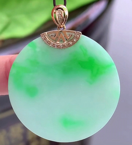 新款18k金扣头冰糯种飘阳绿色圆形素面无事牌小吊坠鉴定天然a翡翠