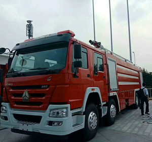 重汽豪沃大型消防洒水车 8吨水罐泡沫干粉联用消防车 救援消防车