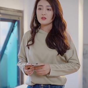 抖音乔七月同款优雅茶色一字斜肩上衣长袖女春款女士卫衣新品推荐