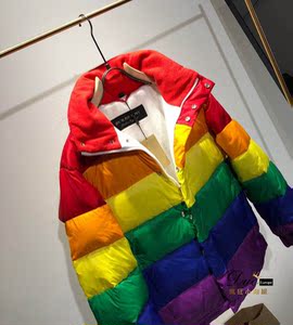 巴宝莉彩虹羽绒服
