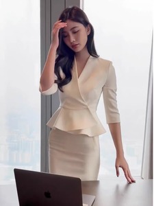 2023年干练气质女装盐系轻熟高级感小香风职业白色包臀裙两件套装