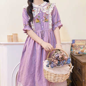 森系温柔风紫色甜美可爱刺绣蕾丝娃娃领收腰系带短袖少女连衣裙