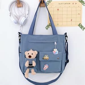 女孩小包包小学生