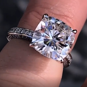 2克拉e色vvs净度枕形钻石 纽约个性化定制三面碎钻铂金钻戒指正品