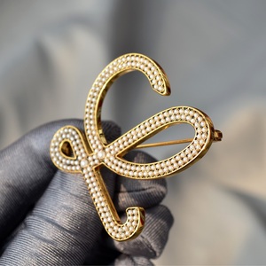 罗 时尚l字母复古珍珠镂空罗意威胸针别针女百搭大气高档奢华发夹