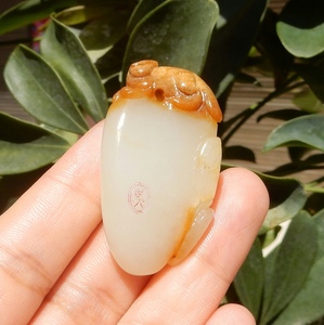玉雕大师吴卫东精品新疆细腻老熟黄沁皮白玉籽料鼠钱吊坠挂件x