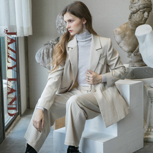 俞姐姐穿搭工作室 "另一个我"--两侧开叉亮丝条纹西装jw013w050