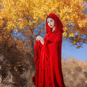 胡杨林拍照服装川西沙漠新疆西北旅游穿搭红色连帽斗篷披肩外套女
