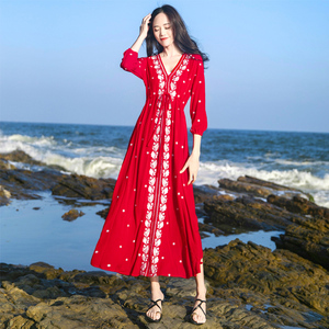 新款长袖连衣裙刺绣过膝红色复古长裙海南三亚沙滩裙泰国海边度假