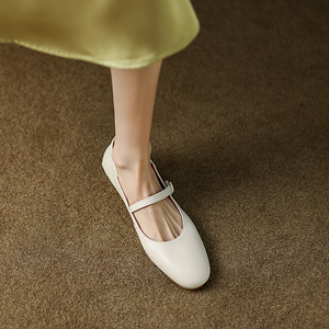 米色圆头平底鞋