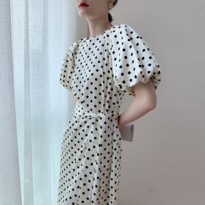 法式复古泡泡袖杏白色波点雪纺连衣裙女新款夏季气质显瘦中长裙子