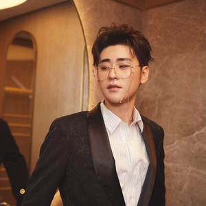 00tb8256907629淘宝张云雷小辫儿二爷同款眼镜链条挂脖小星球太阳