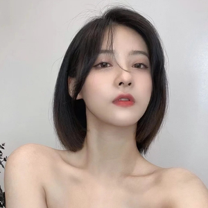 发型女短发中分