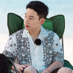 妻子的浪漫旅行邹凯同款白色印花翻领单排扣短袖衬衫减龄上衣男女