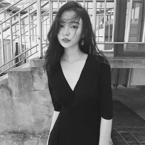 赫本风连衣裙女2024夏季新款韩版性感气质V领收腰显瘦复古小黑裙