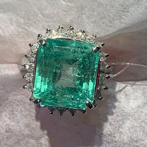 7克拉祖母绿围镶钻戒18k白金祖母绿围镶7克拉钻戒
