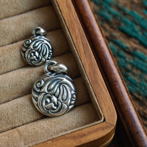 殿堂级银器 lone ones nest 925纯银樱花纹路浮雕圆饼搭配小吊坠