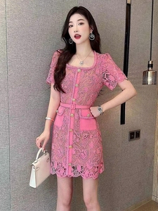 夏季法式小香风短裙女高级感礼服粉色方领金扣设计水溶蕾丝连衣裙