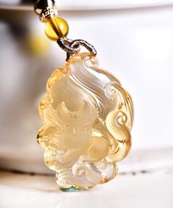 天然巴西黄水晶九尾狐吊坠规格:34,24,12mm,总重量:15.42克.