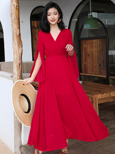 红色飘逸连衣裙女沙漠草原新疆青海湖旅游拍照裙子度假风穿搭长裙