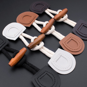 学院风羊角扣大衣