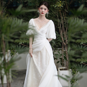 法式蕾丝轻婚纱新娘高级感简约森系出门纱白色显瘦拖尾迎宾礼服裙