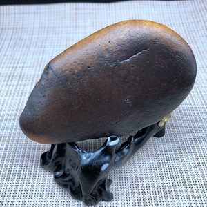 新疆克拉玛依乌尔禾戈壁籽料黑油皮黄肉老皮金丝玉原石小摆件4-5
