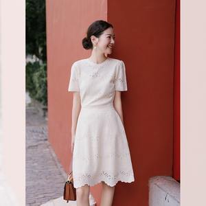 白色收腰气质短袖连衣裙女夏季高级感正式场合小个子修身针织裙子