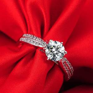 碎钻戒指周大福