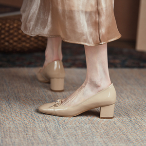 复古港风鞋真皮中跟粗跟单鞋女大码皮鞋4143亮面小码女鞋3233春