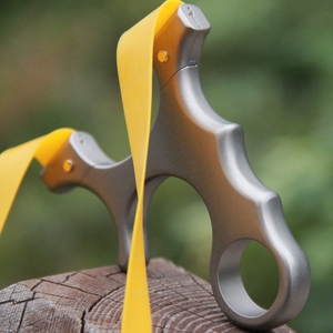 钛合金高端口袋弹弓扁皮筋快压歪把子弓户外竞技夹片便携免绑弓架