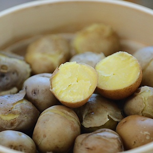 乐作|口感上乘 紫皮黄心小土豆 蒸煮破沙炒炖软糯 5斤大小混装