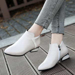 白色真皮低跟短靴女中年女鞋妈妈鞋春秋时尚2020年新款女士皮鞋女