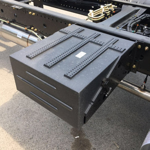 适用东风多利卡d9特商擎宇蓄电池支架罩盖陕汽轩德x6电瓶盖保护罩