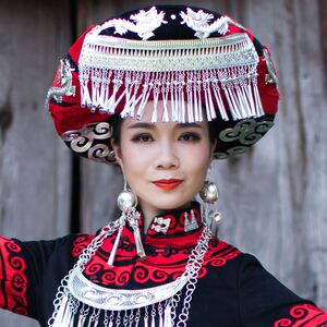 大凉山彝族头饰