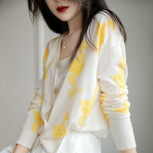 日本减龄浮雕小鹅图案羊毛开衫2024秋季新款含羊绒长袖V领针织衫