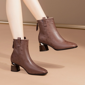 2022年秋冬新款棕色小短靴女半高跟短筒女靴冬季真皮女鞋时尚皮鞋