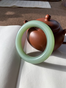 毕业级和田玉俄料碧玉粉青荧光一线天猫眼胖圆条手镯55.8圈过灯