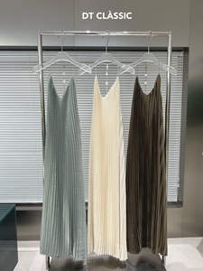 DT CLASSIC广州UUS高级感压褶吊带女装夏季度假风气质长裙5646