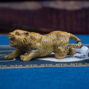 绿檀手工木雕卧虎生肖老虎手把件文玩挂件随身原木雕刻工艺品摆件