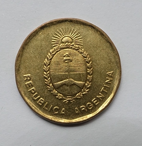 1988年阿根廷10比索黄铜硬币.太阳下的阿根廷握手.直径21.5mm.