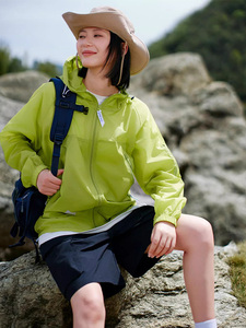 绿色防晒衣女夏2024新款轻薄透气户外登山运动外套连帽工装防晒服