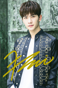 6寸   杨洋    亲笔签名照片 3     号