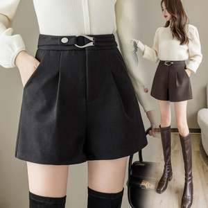 配黑色打底裤的短裤