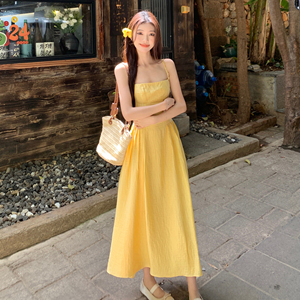 淡黄色抹胸吊带连衣裙女夏多巴胺亮色新疆海边度假沙滩及地长裙子